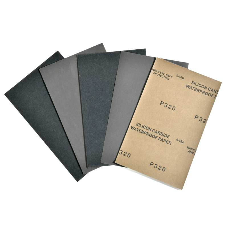 Pourquoi le disque en papier de verre résistant à l'eau est-il idéal pour poncer les surfaces courbes ?