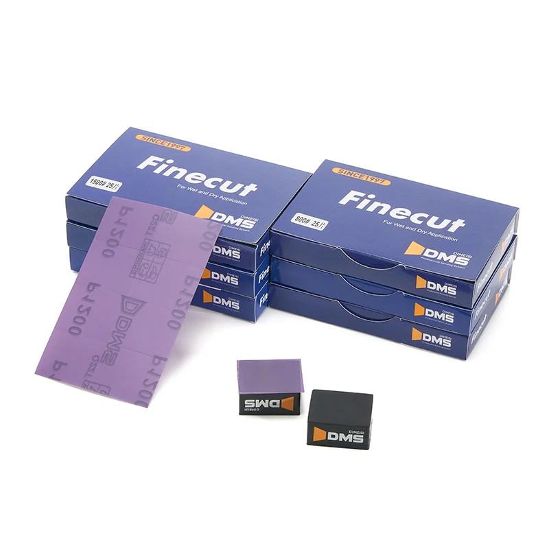 Feuille abrasive à pois violets